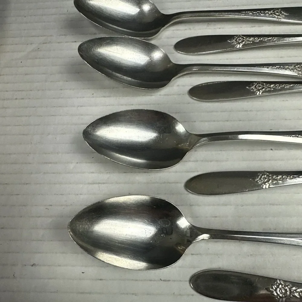 VTG  1941 SILVERPLATE SPOON 8 PC ONEIDA FANTASY TUDOR PLATE COMMUNITY See Pics